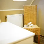 Zentrale, Gemütliche Dachgeschoss-etage - 52qm - Altes Haus Auf 2,5 Etagen Exklusiv Für Dich - Mit 1 Schlafzimmer, Wohnzimmer Und Rückzugsraum Zum Verweilen - Küche, Großes Bad, Netflix Privatunterkunft