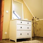Privatunterkunft Zentrale, Gemütliche Dachgeschoss-etage - 52qm - Altes Haus Auf 2,5 Etagen Exklusiv Für Dich - Mit 1 Schlafzimmer, Wohnzimmer Und Rückzugsraum Zum Verweilen - Küche, Großes Bad, Netflix