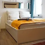 Zentrale, Gemütliche Dachgeschoss-etage - 52qm - Altes Haus Auf 2,5 Etagen Exklusiv Für Dich - Mit 1 Schlafzimmer, Wohnzimmer Und Rückzugsraum Zum Verweilen - Küche, Großes Bad, Netflix * Halle (Saale)