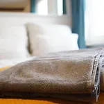 Privatunterkunft Zentrale, Gemütliche Dachgeschoss-etage - 52qm - Altes Haus Auf 2,5 Etagen Exklusiv Für Dich - Mit 1 Schlafzimmer, Wohnzimmer Und Rückzugsraum Zum Verweilen - Küche, Großes Bad, Netflix Halle (Saale)