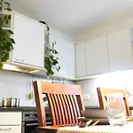 Zentrale, Gemütliche Dachgeschoss-etage - 52qm - Altes Haus Auf 2,5 Etagen Exklusiv Für Dich - Mit 1 Schlafzimmer, Wohnzimmer Und Rückzugsraum Zum Verweilen - Küche, Großes Bad, Netflix Privatunterkunft *