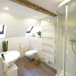 Privatunterkunft Zentrale, Gemütliche Dachgeschoss-etage - 52qm - Altes Haus Auf 2,5 Etagen Exklusiv Für Dich - Mit 1 Schlafzimmer, Wohnzimmer Und Rückzugsraum Zum Verweilen - Küche, Großes Bad, Netflix