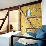 Zentrale, Gemütliche Dachgeschoss-etage - 52qm - Altes Haus Auf 2,5 Etagen Exklusiv Für Dich - Mit 1 Schlafzimmer, Wohnzimmer Und Rückzugsraum Zum Verweilen - Küche, Großes Bad, Netflix * Halle (Saale)