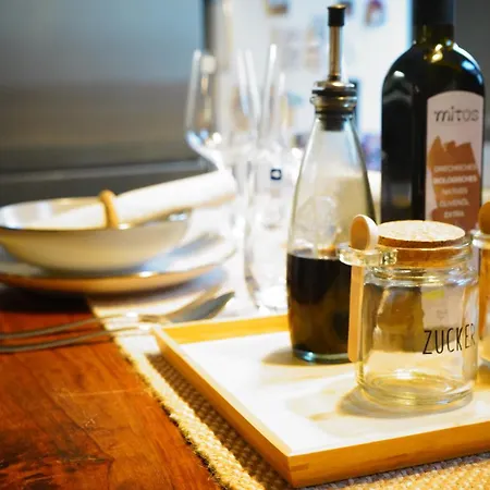 Zentrale, Gemuetliche Dachgeschoss-etage - 52qm - Altes Haus Auf 2,5 Etagen Exklusiv Fuer Dich - Mit 1 Schlafzimmer, Wohnzimmer Und Rueckzugsraum Zum Verweilen - Kueche, Grosses Bad, Netflix Alloggio in famiglia *