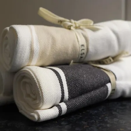 Homestay Zentrale, Gemuetliche Dachgeschoss-etage - 52qm - Altes Haus Auf 2,5 Etagen Exklusiv Fuer Dich - Mit 1 Schlafzimmer, Wohnzimmer Und Rueckzugsraum Zum Verweilen - Kueche, Grosses Bad, Netflix Halle (Saale)