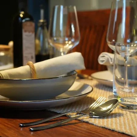 Zentrale, Gemuetliche Dachgeschoss-etage - 52qm - Altes Haus Auf 2,5 Etagen Exklusiv Fuer Dich - Mit 1 Schlafzimmer, Wohnzimmer Und Rueckzugsraum Zum Verweilen - Kueche, Grosses Bad, Netflix *