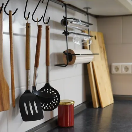 Zentrale, Gemuetliche Dachgeschoss-etage - 52qm - Altes Haus Auf 2,5 Etagen Exklusiv Fuer Dich - Mit 1 Schlafzimmer, Wohnzimmer Und Rueckzugsraum Zum Verweilen - Kueche, Grosses Bad, Netflix Alloggio in famiglia *