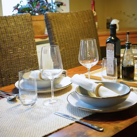 Zentrale, Gemuetliche Dachgeschoss-etage - 52qm - Altes Haus Auf 2,5 Etagen Exklusiv Fuer Dich - Mit 1 Schlafzimmer, Wohnzimmer Und Rueckzugsraum Zum Verweilen - Kueche, Grosses Bad, Netflix Homestay