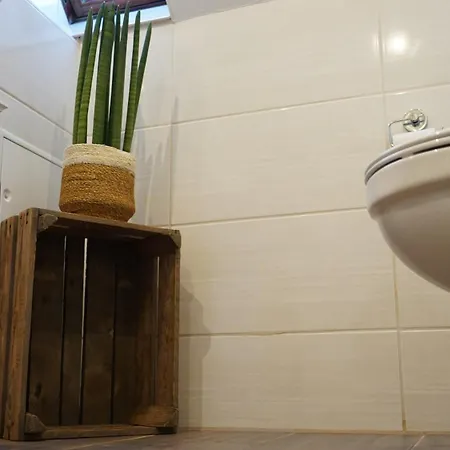 Zentrale, Gemuetliche Dachgeschoss-etage - 52qm - Altes Haus Auf 2,5 Etagen Exklusiv Fuer Dich - Mit 1 Schlafzimmer, Wohnzimmer Und Rueckzugsraum Zum Verweilen - Kueche, Grosses Bad, Netflix Pansiyon *