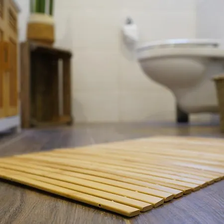 Zentrale, Gemuetliche Dachgeschoss-etage - 52qm - Altes Haus Auf 2,5 Etagen Exklusiv Fuer Dich - Mit 1 Schlafzimmer, Wohnzimmer Und Rueckzugsraum Zum Verweilen - Kueche, Grosses Bad, Netflix Halle (Saale)