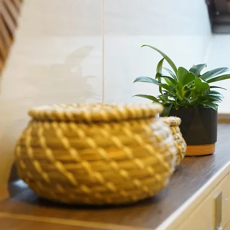 Zentrale, Gemuetliche Dachgeschoss-etage - 52qm - Altes Haus Auf 2,5 Etagen Exklusiv Fuer Dich - Mit 1 Schlafzimmer, Wohnzimmer Und Rueckzugsraum Zum Verweilen - Kueche, Grosses Bad, Netflix Alloggio in famiglia *