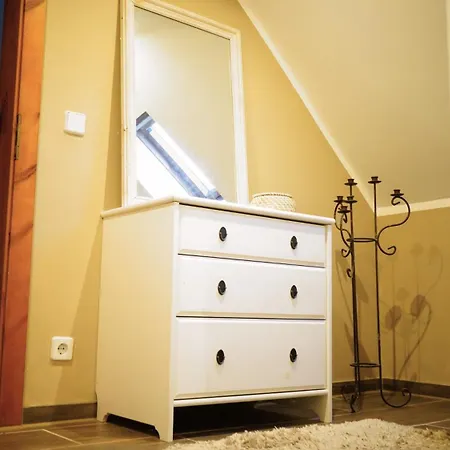 Pansiyon Zentrale, Gemuetliche Dachgeschoss-etage - 52qm - Altes Haus Auf 2,5 Etagen Exklusiv Fuer Dich - Mit 1 Schlafzimmer, Wohnzimmer Und Rueckzugsraum Zum Verweilen - Kueche, Grosses Bad, Netflix