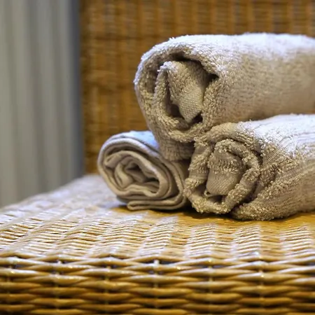 Zentrale, Gemuetliche Dachgeschoss-etage - 52qm - Altes Haus Auf 2,5 Etagen Exklusiv Fuer Dich - Mit 1 Schlafzimmer, Wohnzimmer Und Rueckzugsraum Zum Verweilen - Kueche, Grosses Bad, Netflix Homestay *