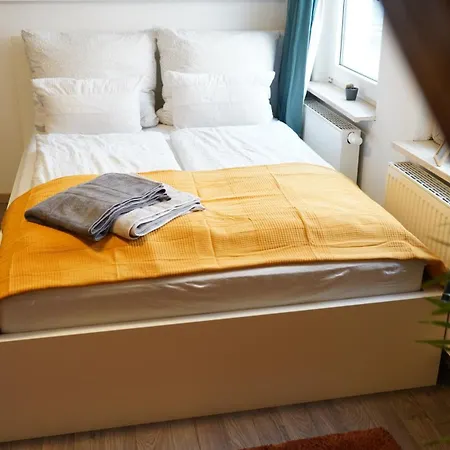 Zentrale, Gemuetliche Dachgeschoss-etage - 52qm - Altes Haus Auf 2,5 Etagen Exklusiv Fuer Dich - Mit 1 Schlafzimmer, Wohnzimmer Und Rueckzugsraum Zum Verweilen - Kueche, Grosses Bad, Netflix *