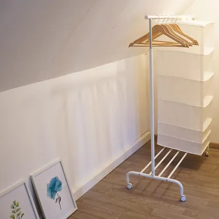 Zentrale, Gemuetliche Dachgeschoss-etage - 52qm - Altes Haus Auf 2,5 Etagen Exklusiv Fuer Dich - Mit 1 Schlafzimmer, Wohnzimmer Und Rueckzugsraum Zum Verweilen - Kueche, Grosses Bad, Netflix Pansiyon Halle (Saale)