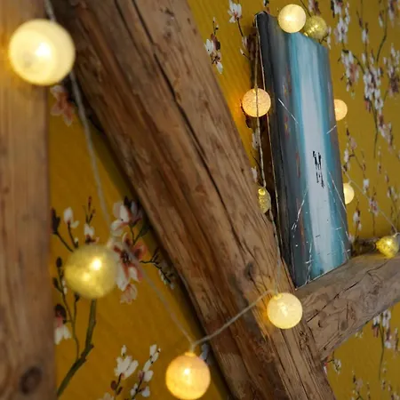 Zentrale, Gemuetliche Dachgeschoss-etage - 52qm - Altes Haus Auf 2,5 Etagen Exklusiv Fuer Dich - Mit 1 Schlafzimmer, Wohnzimmer Und Rueckzugsraum Zum Verweilen - Kueche, Grosses Bad, Netflix Alloggio in famiglia