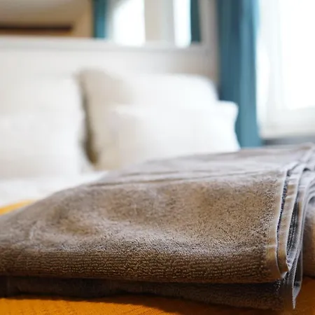 Pansiyon Zentrale, Gemuetliche Dachgeschoss-etage - 52qm - Altes Haus Auf 2,5 Etagen Exklusiv Fuer Dich - Mit 1 Schlafzimmer, Wohnzimmer Und Rueckzugsraum Zum Verweilen - Kueche, Grosses Bad, Netflix Halle (Saale)