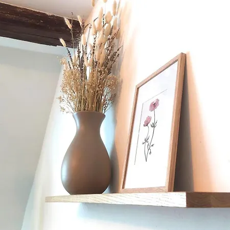 Zentrale, Gemuetliche Dachgeschoss-etage - 52qm - Altes Haus Auf 2,5 Etagen Exklusiv Fuer Dich - Mit 1 Schlafzimmer, Wohnzimmer Und Rueckzugsraum Zum Verweilen - Kueche, Grosses Bad, Netflix *