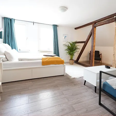 Zentrale, Gemuetliche Dachgeschoss-etage - 52qm - Altes Haus Auf 2,5 Etagen Exklusiv Fuer Dich - Mit 1 Schlafzimmer, Wohnzimmer Und Rueckzugsraum Zum Verweilen - Kueche, Grosses Bad, Netflix * Halle (Saale)