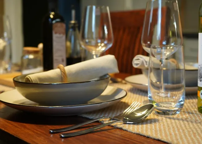 Zentrale, Gemuetliche Dachgeschoss-etage - 52qm - Altes Haus Auf 2,5 Etagen Exklusiv Fuer Dich - Mit 1 Schlafzimmer, Wohnzimmer Und Rueckzugsraum Zum Verweilen - Kueche, Grosses Bad, Netflix *