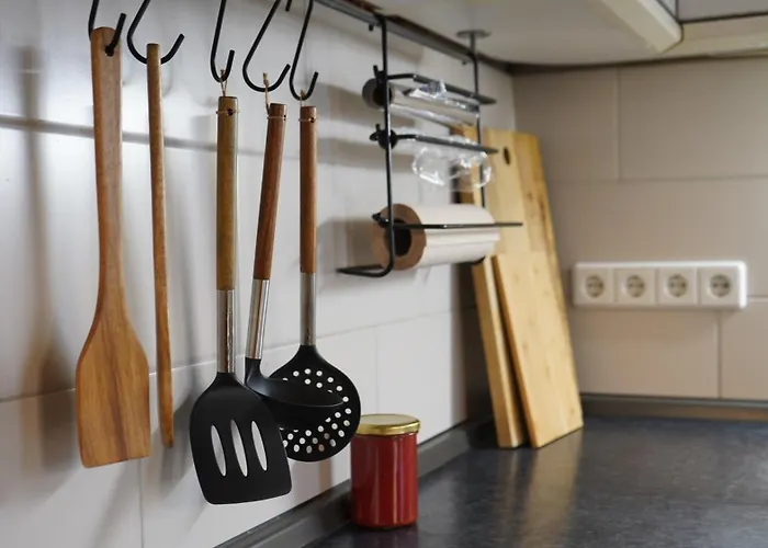 Zentrale, Gemuetliche Dachgeschoss-etage - 52qm - Altes Haus Auf 2,5 Etagen Exklusiv Fuer Dich - Mit 1 Schlafzimmer, Wohnzimmer Und Rueckzugsraum Zum Verweilen - Kueche, Grosses Bad, Netflix Alloggio in famiglia *