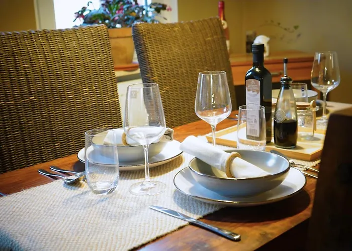 Zentrale, Gemuetliche Dachgeschoss-etage - 52qm - Altes Haus Auf 2,5 Etagen Exklusiv Fuer Dich - Mit 1 Schlafzimmer, Wohnzimmer Und Rueckzugsraum Zum Verweilen - Kueche, Grosses Bad, Netflix Alloggio in famiglia