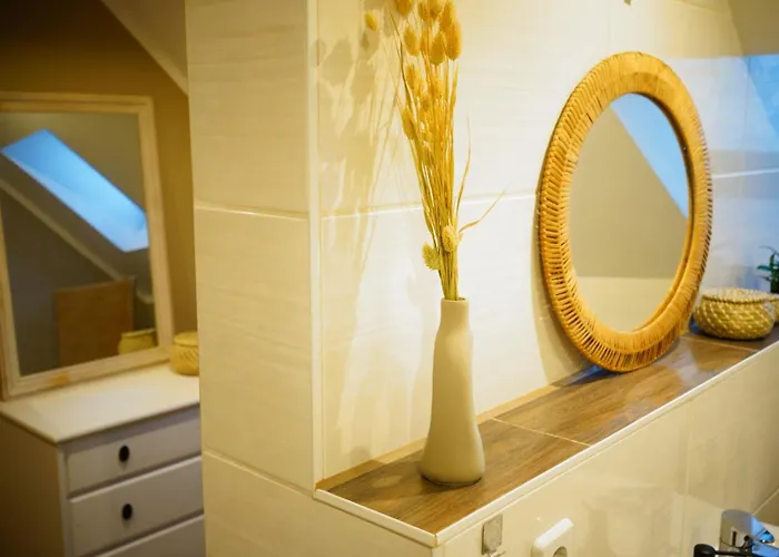 Pansiyon Zentrale, Gemuetliche Dachgeschoss-etage - 52qm - Altes Haus Auf 2,5 Etagen Exklusiv Fuer Dich - Mit 1 Schlafzimmer, Wohnzimmer Und Rueckzugsraum Zum Verweilen - Kueche, Grosses Bad, Netflix Halle (Saale)