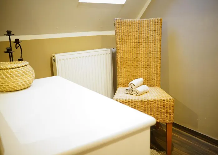 Zentrale, Gemuetliche Dachgeschoss-etage - 52qm - Altes Haus Auf 2,5 Etagen Exklusiv Fuer Dich - Mit 1 Schlafzimmer, Wohnzimmer Und Rueckzugsraum Zum Verweilen - Kueche, Grosses Bad, Netflix Alloggio in famiglia