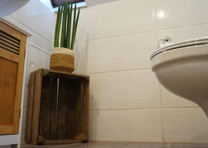 Zentrale, Gemuetliche Dachgeschoss-etage - 52qm - Altes Haus Auf 2,5 Etagen Exklusiv Fuer Dich - Mit 1 Schlafzimmer, Wohnzimmer Und Rueckzugsraum Zum Verweilen - Kueche, Grosses Bad, Netflix Alloggio in famiglia *