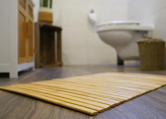 Zentrale, Gemuetliche Dachgeschoss-etage - 52qm - Altes Haus Auf 2,5 Etagen Exklusiv Fuer Dich - Mit 1 Schlafzimmer, Wohnzimmer Und Rueckzugsraum Zum Verweilen - Kueche, Grosses Bad, Netflix Halle (Saale)