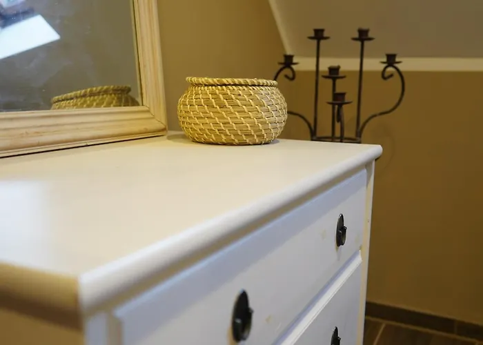 Zentrale, Gemuetliche Dachgeschoss-etage - 52qm - Altes Haus Auf 2,5 Etagen Exklusiv Fuer Dich - Mit 1 Schlafzimmer, Wohnzimmer Und Rueckzugsraum Zum Verweilen - Kueche, Grosses Bad, Netflix Halle (Saale)