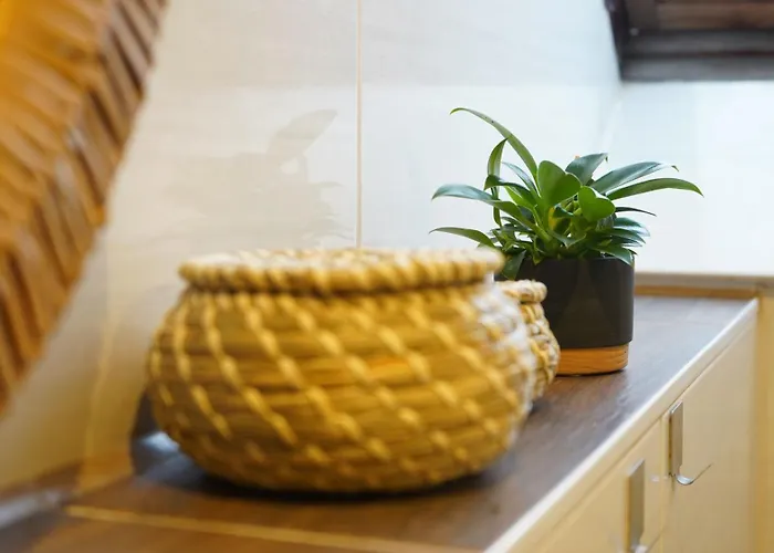 Zentrale, Gemuetliche Dachgeschoss-etage - 52qm - Altes Haus Auf 2,5 Etagen Exklusiv Fuer Dich - Mit 1 Schlafzimmer, Wohnzimmer Und Rueckzugsraum Zum Verweilen - Kueche, Grosses Bad, Netflix Alloggio in famiglia *