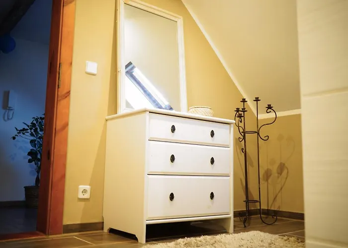 Alloggio in famiglia Zentrale, Gemuetliche Dachgeschoss-etage - 52qm - Altes Haus Auf 2,5 Etagen Exklusiv Fuer Dich - Mit 1 Schlafzimmer, Wohnzimmer Und Rueckzugsraum Zum Verweilen - Kueche, Grosses Bad, Netflix