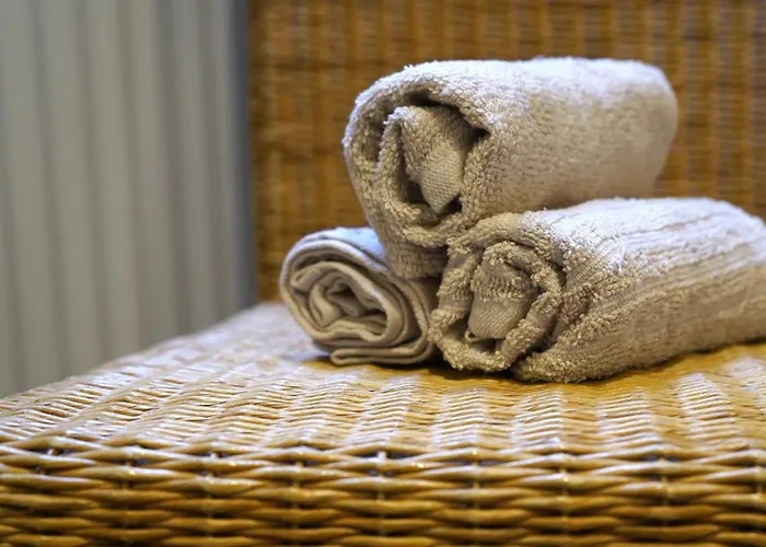 Zentrale, Gemuetliche Dachgeschoss-etage - 52qm - Altes Haus Auf 2,5 Etagen Exklusiv Fuer Dich - Mit 1 Schlafzimmer, Wohnzimmer Und Rueckzugsraum Zum Verweilen - Kueche, Grosses Bad, Netflix Alloggio in famiglia *