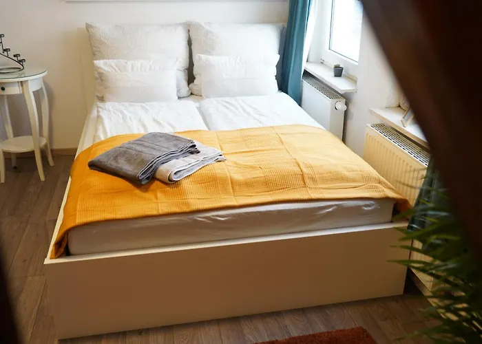 Zentrale, Gemuetliche Dachgeschoss-etage - 52qm - Altes Haus Auf 2,5 Etagen Exklusiv Fuer Dich - Mit 1 Schlafzimmer, Wohnzimmer Und Rueckzugsraum Zum Verweilen - Kueche, Grosses Bad, Netflix *