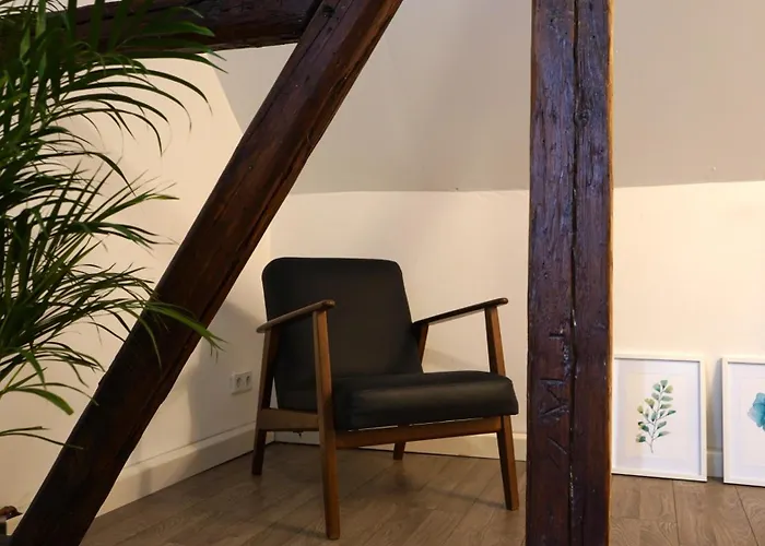 Zentrale, Gemuetliche Dachgeschoss-etage - 52qm - Altes Haus Auf 2,5 Etagen Exklusiv Fuer Dich - Mit 1 Schlafzimmer, Wohnzimmer Und Rueckzugsraum Zum Verweilen - Kueche, Grosses Bad, Netflix *