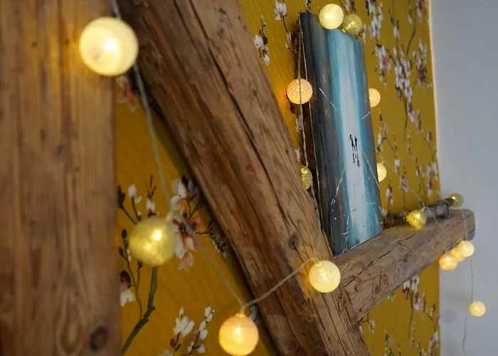 Zentrale, Gemuetliche Dachgeschoss-etage - 52qm - Altes Haus Auf 2,5 Etagen Exklusiv Fuer Dich - Mit 1 Schlafzimmer, Wohnzimmer Und Rueckzugsraum Zum Verweilen - Kueche, Grosses Bad, Netflix Pansiyon