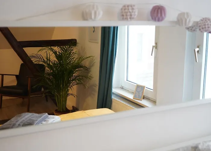 Zentrale, Gemuetliche Dachgeschoss-etage - 52qm - Altes Haus Auf 2,5 Etagen Exklusiv Fuer Dich - Mit 1 Schlafzimmer, Wohnzimmer Und Rueckzugsraum Zum Verweilen - Kueche, Grosses Bad, Netflix *