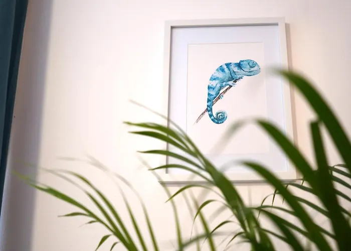 Zentrale, Gemuetliche Dachgeschoss-etage - 52qm - Altes Haus Auf 2,5 Etagen Exklusiv Fuer Dich - Mit 1 Schlafzimmer, Wohnzimmer Und Rueckzugsraum Zum Verweilen - Kueche, Grosses Bad, Netflix Halle (Saale)