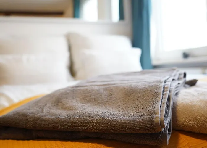 Alloggio in famiglia Zentrale, Gemuetliche Dachgeschoss-etage - 52qm - Altes Haus Auf 2,5 Etagen Exklusiv Fuer Dich - Mit 1 Schlafzimmer, Wohnzimmer Und Rueckzugsraum Zum Verweilen - Kueche, Grosses Bad, Netflix Halle (Saale)