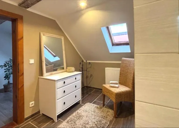 Zentrale, Gemuetliche Dachgeschoss-etage - 52qm - Altes Haus Auf 2,5 Etagen Exklusiv Fuer Dich - Mit 1 Schlafzimmer, Wohnzimmer Und Rueckzugsraum Zum Verweilen - Kueche, Grosses Bad, Netflix Pansiyon *