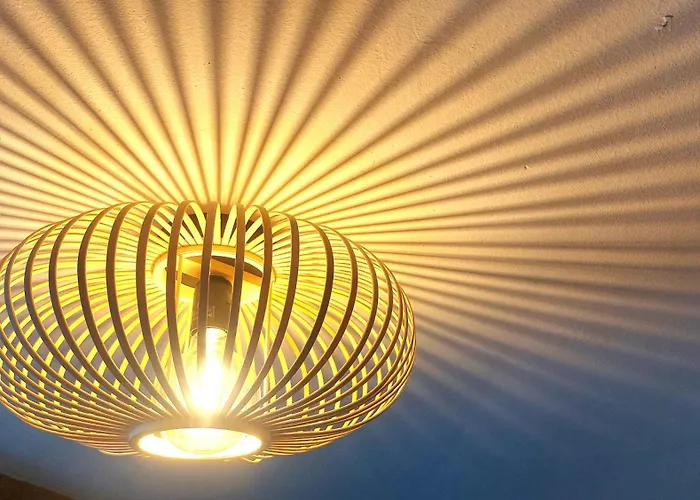 Zentrale, Gemuetliche Dachgeschoss-etage - 52qm - Altes Haus Auf 2,5 Etagen Exklusiv Fuer Dich - Mit 1 Schlafzimmer, Wohnzimmer Und Rueckzugsraum Zum Verweilen - Kueche, Grosses Bad, Netflix Halle (Saale)