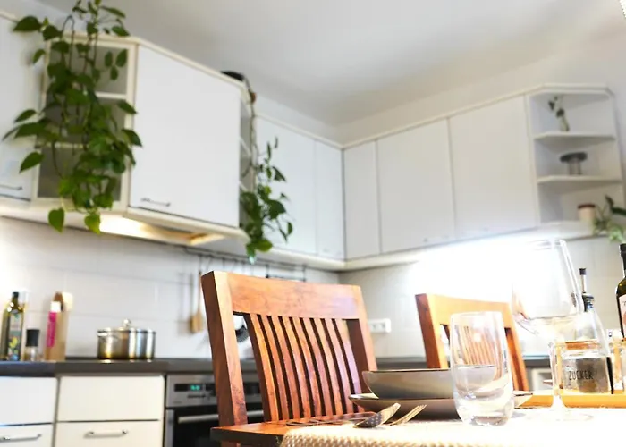 Zentrale, Gemuetliche Dachgeschoss-etage - 52qm - Altes Haus Auf 2,5 Etagen Exklusiv Fuer Dich - Mit 1 Schlafzimmer, Wohnzimmer Und Rueckzugsraum Zum Verweilen - Kueche, Grosses Bad, Netflix Alloggio in famiglia *