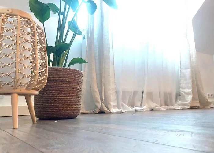 Zentrale, Gemuetliche Dachgeschoss-etage - 52qm - Altes Haus Auf 2,5 Etagen Exklusiv Fuer Dich - Mit 1 Schlafzimmer, Wohnzimmer Und Rueckzugsraum Zum Verweilen - Kueche, Grosses Bad, Netflix Alloggio in famiglia Halle (Saale)