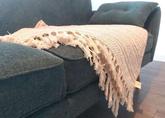 Zentrale, Gemuetliche Dachgeschoss-etage - 52qm - Altes Haus Auf 2,5 Etagen Exklusiv Fuer Dich - Mit 1 Schlafzimmer, Wohnzimmer Und Rueckzugsraum Zum Verweilen - Kueche, Grosses Bad, Netflix Halle (Saale)