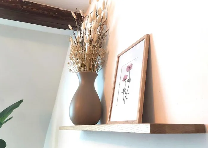 Zentrale, Gemuetliche Dachgeschoss-etage - 52qm - Altes Haus Auf 2,5 Etagen Exklusiv Fuer Dich - Mit 1 Schlafzimmer, Wohnzimmer Und Rueckzugsraum Zum Verweilen - Kueche, Grosses Bad, Netflix *