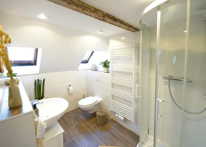 Pansiyon Zentrale, Gemuetliche Dachgeschoss-etage - 52qm - Altes Haus Auf 2,5 Etagen Exklusiv Fuer Dich - Mit 1 Schlafzimmer, Wohnzimmer Und Rueckzugsraum Zum Verweilen - Kueche, Grosses Bad, Netflix