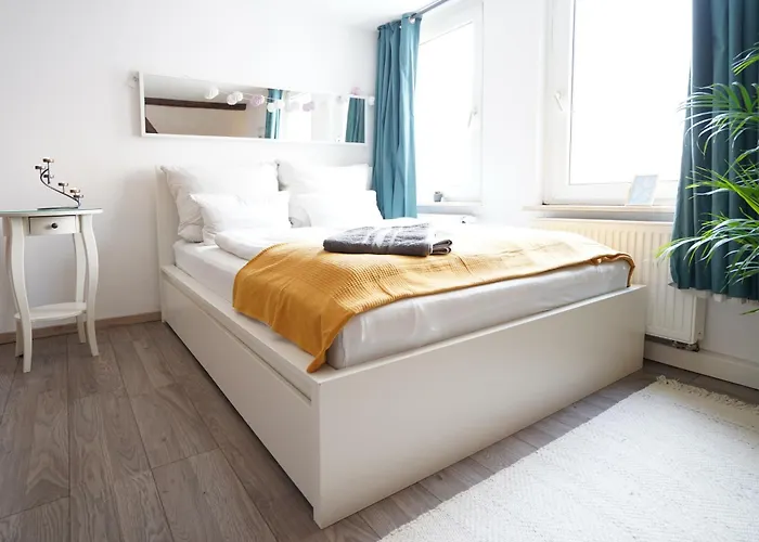 Alloggio in famiglia Zentrale, Gemuetliche Dachgeschoss-etage - 52qm - Altes Haus Auf 2,5 Etagen Exklusiv Fuer Dich - Mit 1 Schlafzimmer, Wohnzimmer Und Rueckzugsraum Zum Verweilen - Kueche, Grosses Bad, Netflix