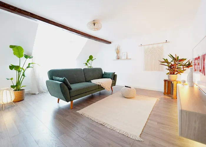 Zentrale, Gemuetliche Dachgeschoss-etage - 52qm - Altes Haus Auf 2,5 Etagen Exklusiv Fuer Dich - Mit 1 Schlafzimmer, Wohnzimmer Und Rueckzugsraum Zum Verweilen - Kueche, Grosses Bad, Netflix Pansiyon *